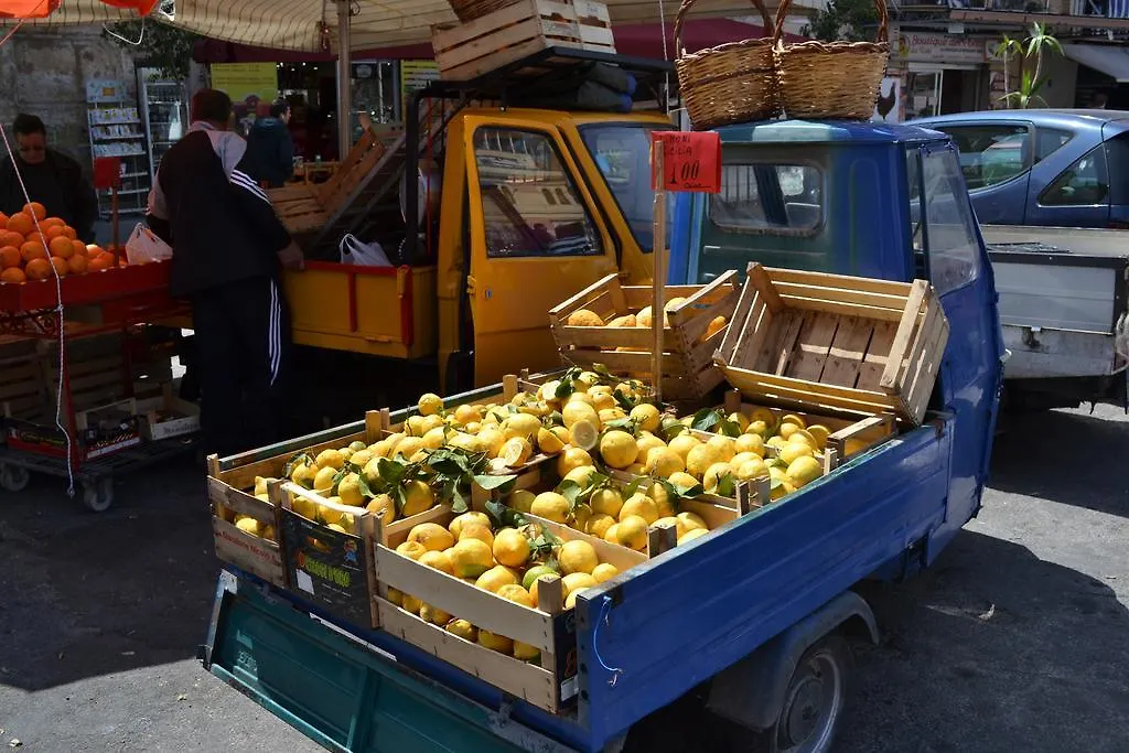 La Terrazza Sul Mercato Storico Palermo Italien